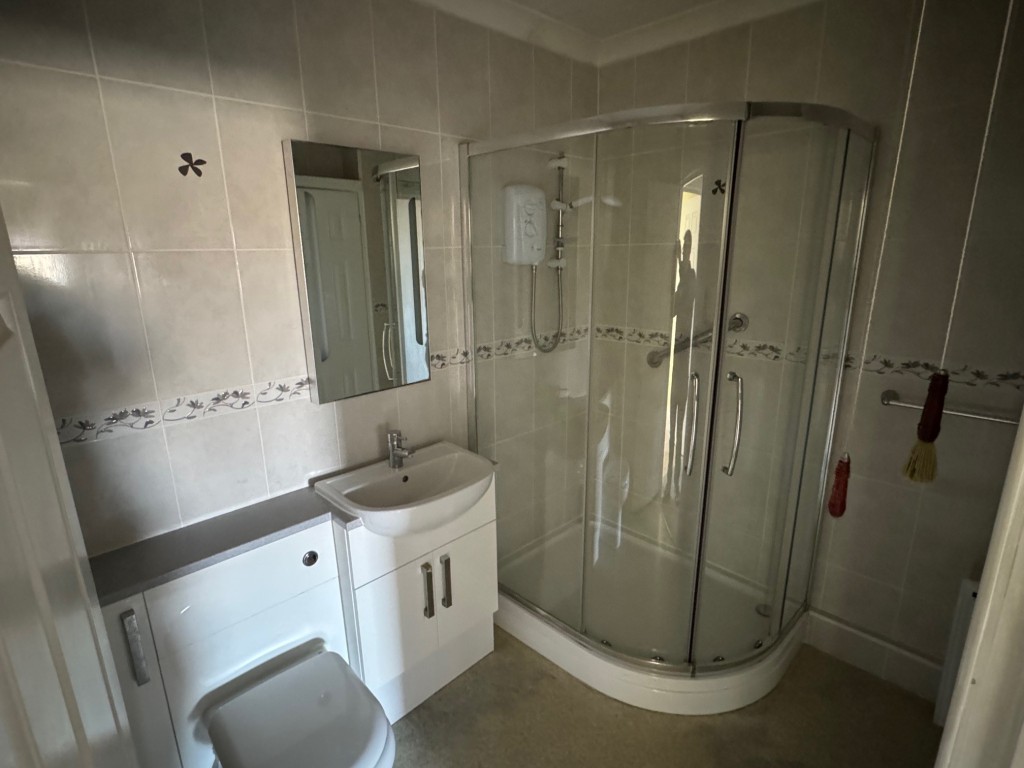 Lot: 129 - TWO-BEDROOM FLAT FOR OVER 55 YEAR OLDS - ALLOCATED PARKING SPACE - Shower room